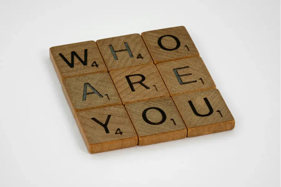 Plaque sur laquelle sont inscrits les mots Who Are You
